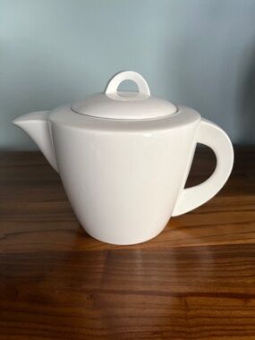 Teapot by Maxwell Williams, "Designer Housewares" white basics, BNIB. Gift-boxed
